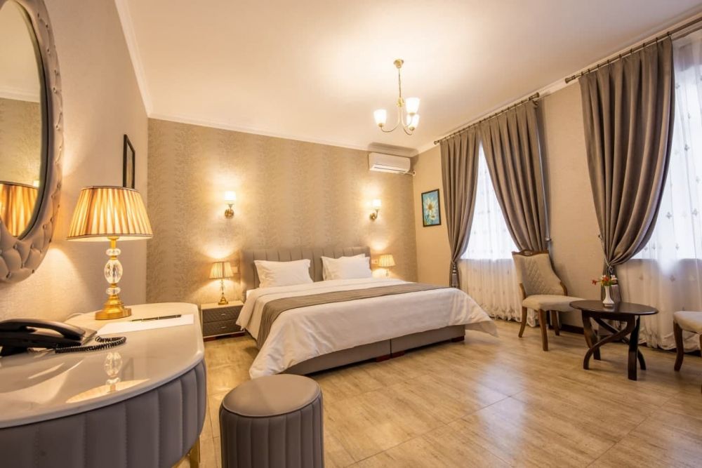 De Luxe, Emerald 2*