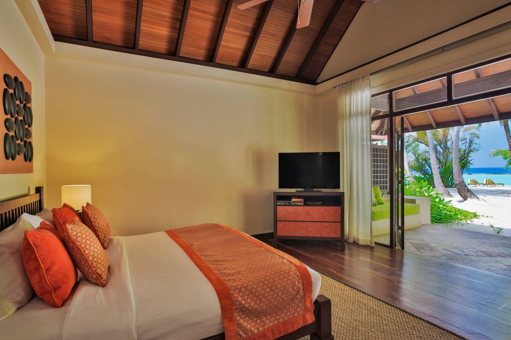 Beachfront Deluxe Bungalow, Niva Kurumba Maldives (ex. Kurumba Maldives) 5*