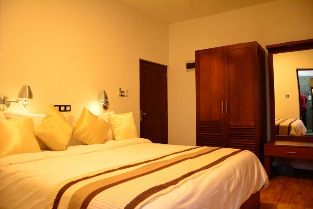 Super Deluxe, Gloria Grand Hotel 3*