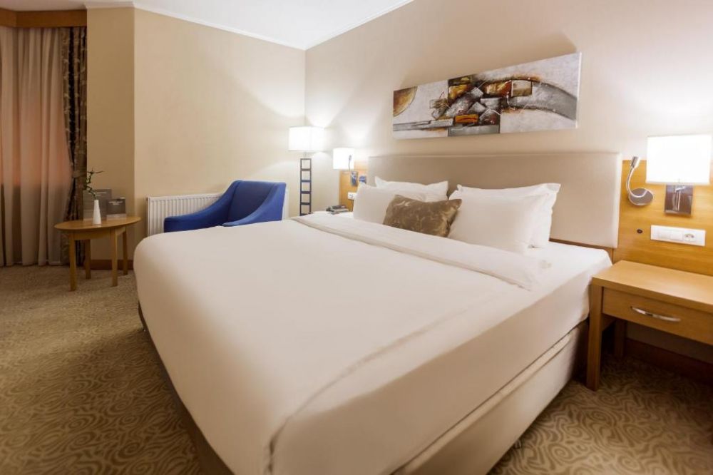 Полулюкс с видом на город/реку, Hayat Hospitality Oskemen 5*