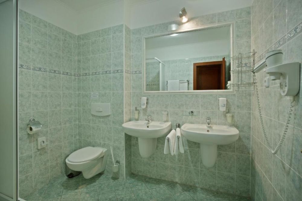 Double Standard, Westend 4*