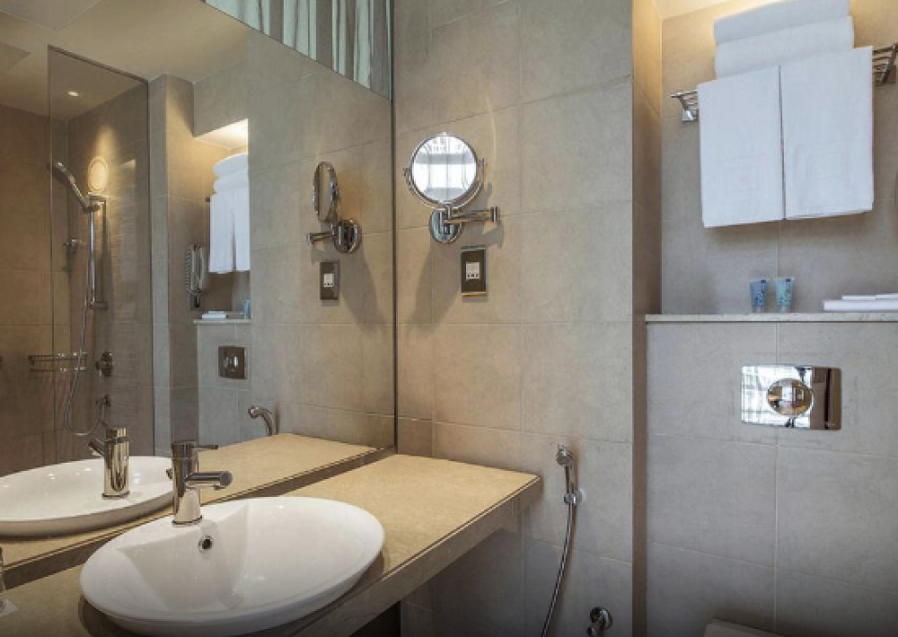 1 Queen 2 Twin Premium Family Suite Plaza View, Yas Plaza Circuit (ex. Centro Yas Island Rotana) 4*