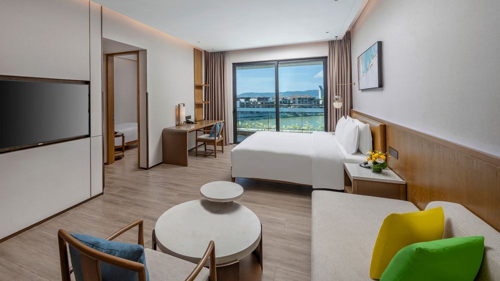 1 King 1 Single Suite Lake View, Holiday Inn & Suites Sanya Yalongbay 5*