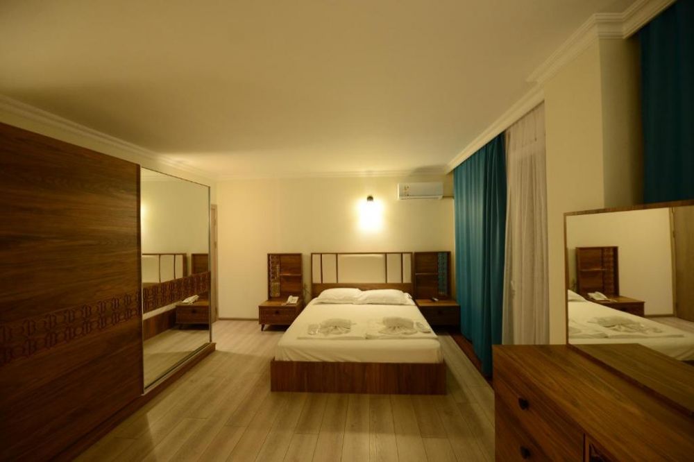 Family Studio, Aristocrat 4*