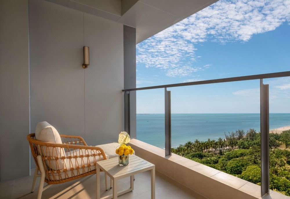 1 King Standard Oceanfront with Balcony, Voco Sanya Bay 5*