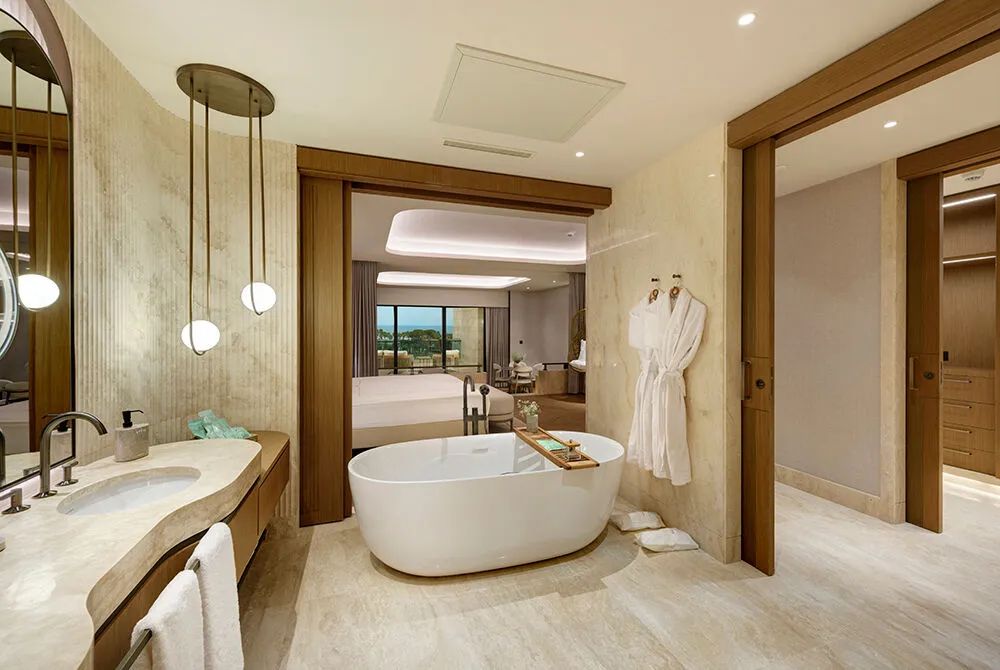 Seascape Suite, Regnum The Crown 5*
