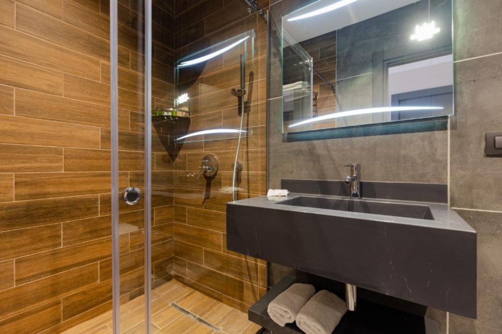 Superior Twin Back/Twin City View, Monarch 4*