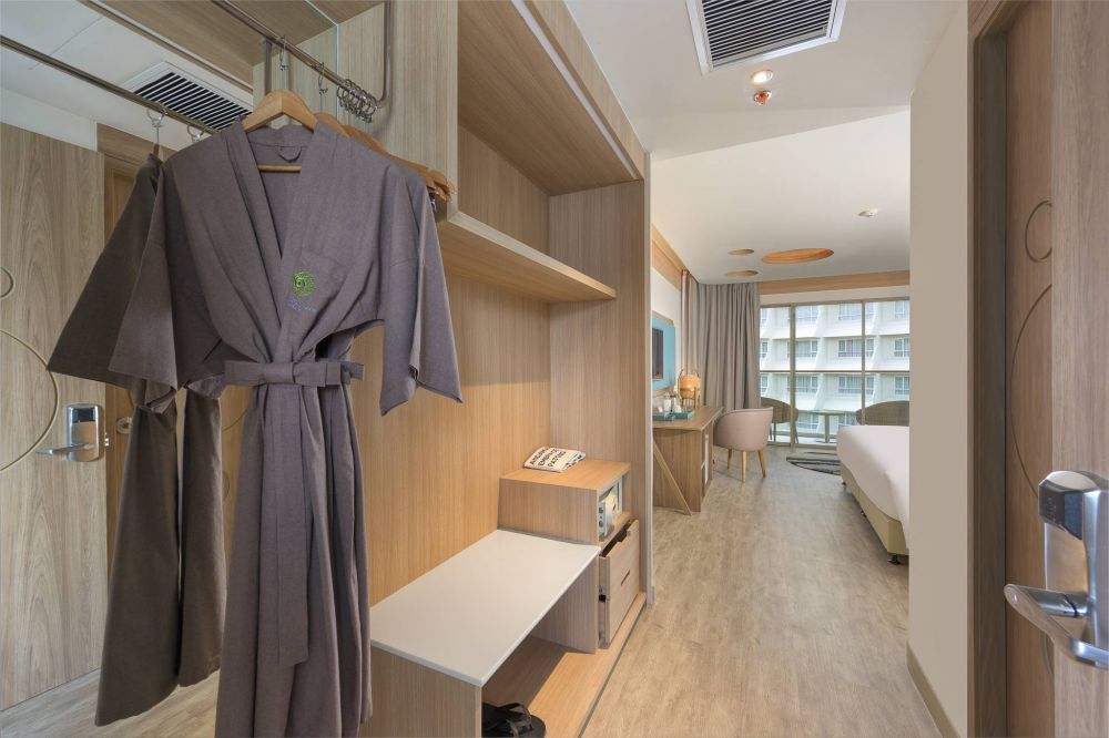 Premier Balcony, Andaman Embrace Patong 4*