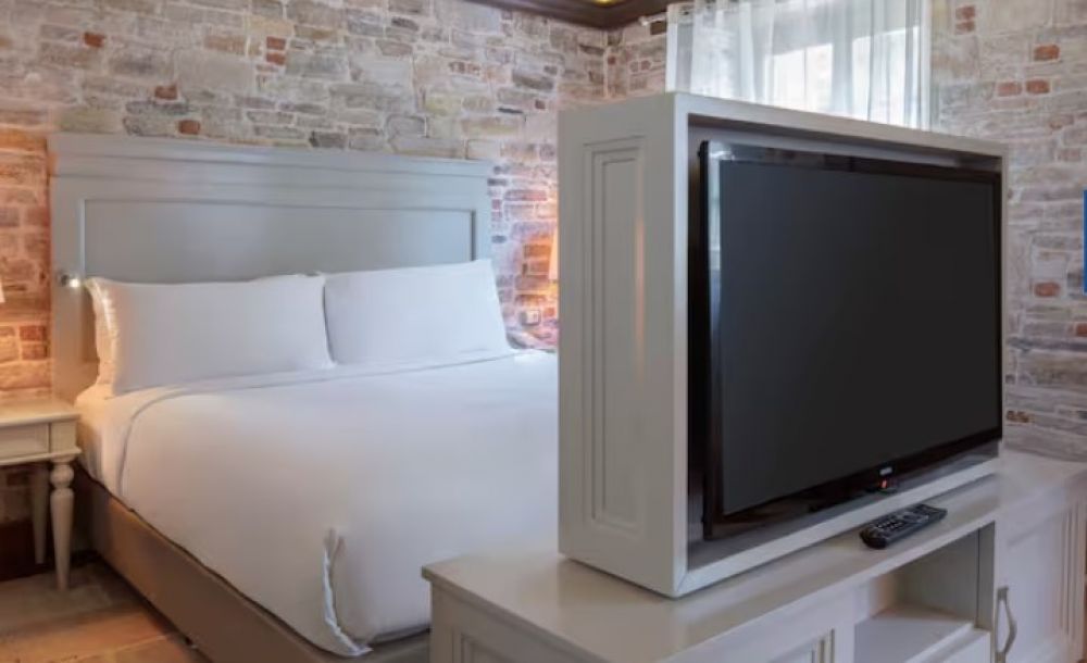 King Cottage with Private Garden, Double Tree Hilton Kusadasi 
