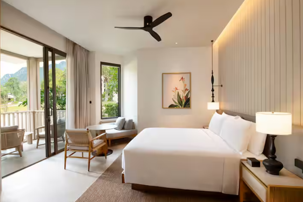 King Deluxe Room with Balcony, Hilton Burau Bay Langkawi 5*