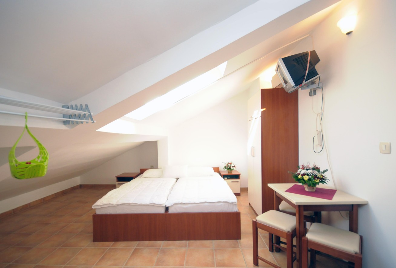Studio 02 Mansard, Ivona 3*