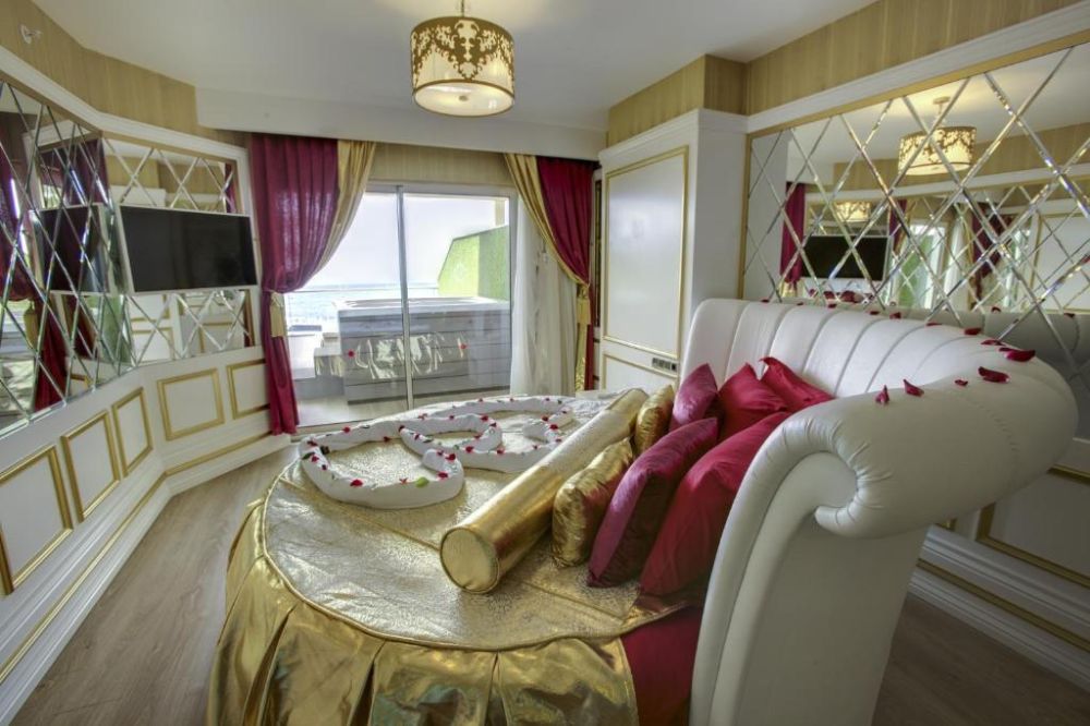 Superior Room (Fantasy), Azura Deluxe 5*