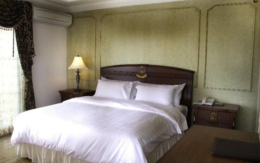 Junior Suite, Four Seasons Place 3+