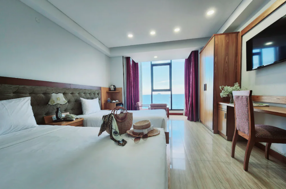 Executive Suite, Happy Light 3*