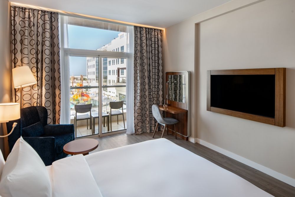 Standard Room with Balcony Pool View, Radisson Resort Ras Al Khaimah, Marjan Island 4*