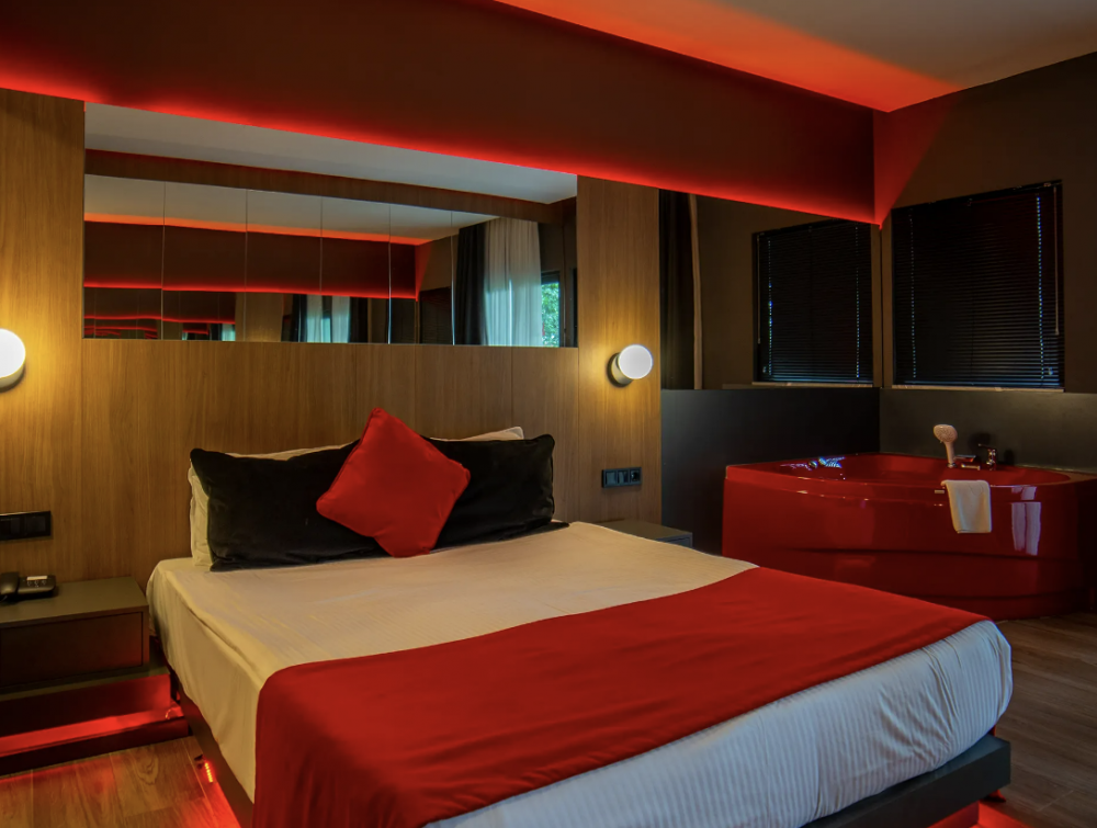 Red Room, Amon Hotels 4*