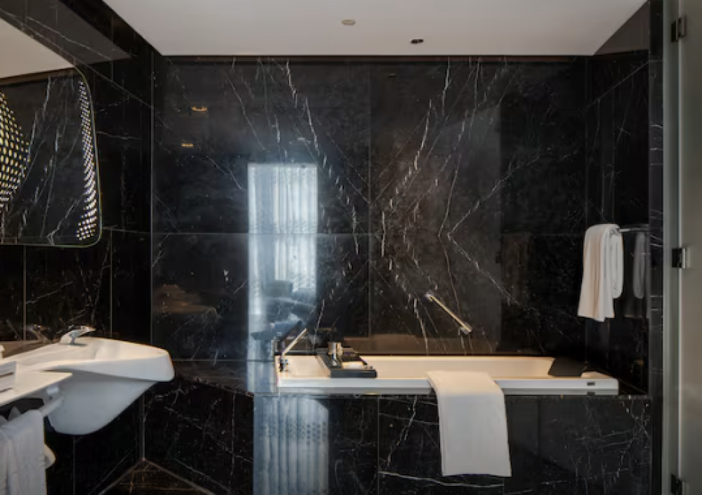 Extra Me Junior Suite With Jacuzzi Burj Khalifa View, ME by Meliá Dubai 5*