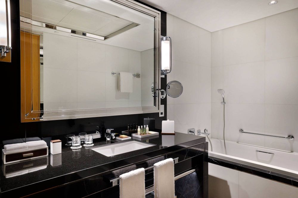 King Corner Room With Balcony, Hilton Dubai Palm Jumeirah 5*