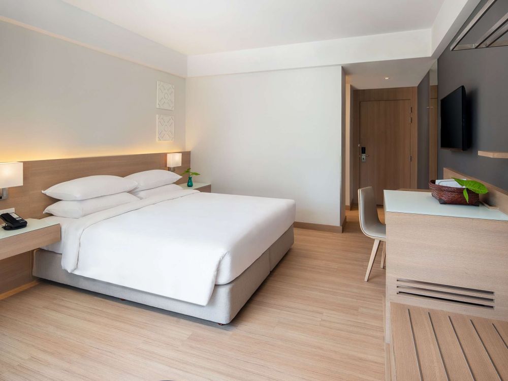 Superior Room With Balcony, Andaman Beach Hotel Phuket - Handwriting Collection (ex. Hyatt Place Phuket Patong) 4*