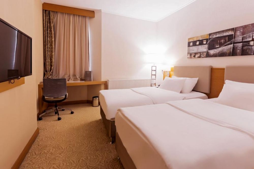 Улучшенный номер с видом на город/реку, Hayat Hospitality Oskemen 5*