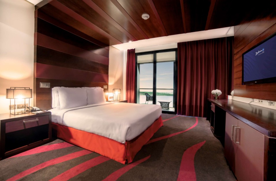 Suite Sea Golf View, Yas Plaza Mangroves by IHG (ex. Radisson Blu Abu Dhabi Yas Island) 5*
