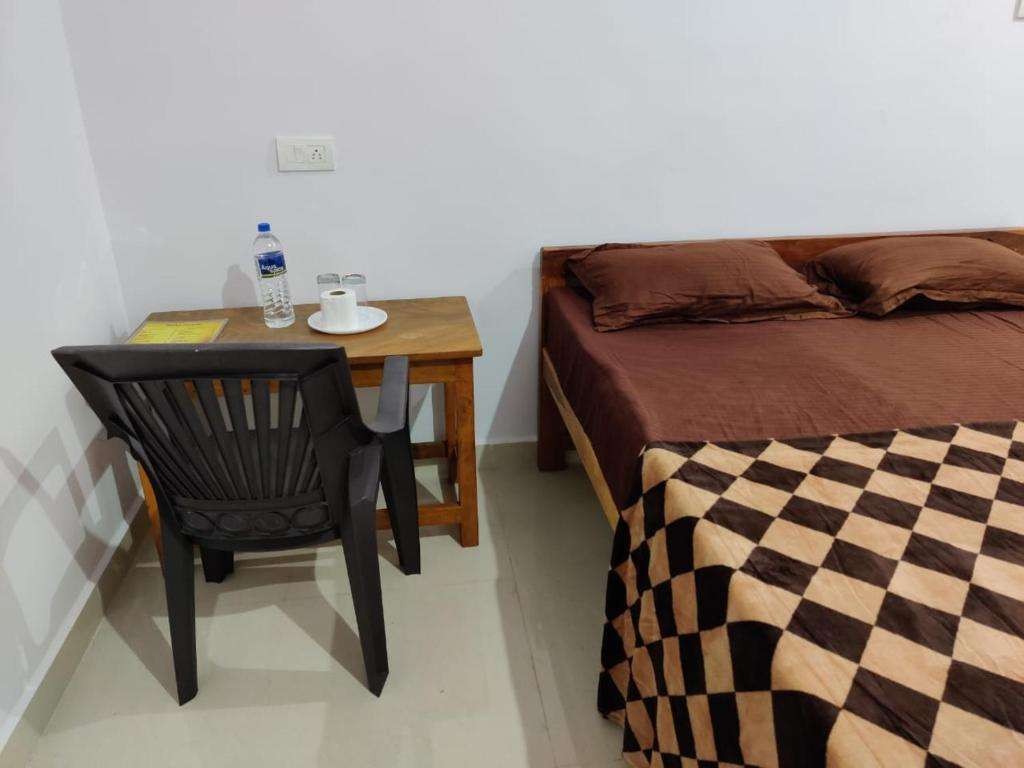 Deluxe Non AC, Prakash Holiday Inn (ex. Rishi House) 2*
