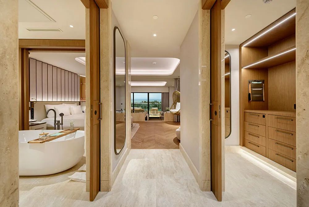 Seascape Suite, Regnum The Crown 5*