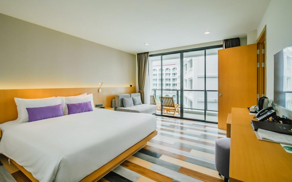 Connecting Rooms – City View, The Lunar Patong 4*