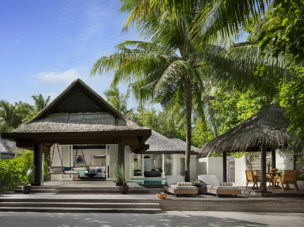 Beach House with Pool, Naladhu Maldives 5*