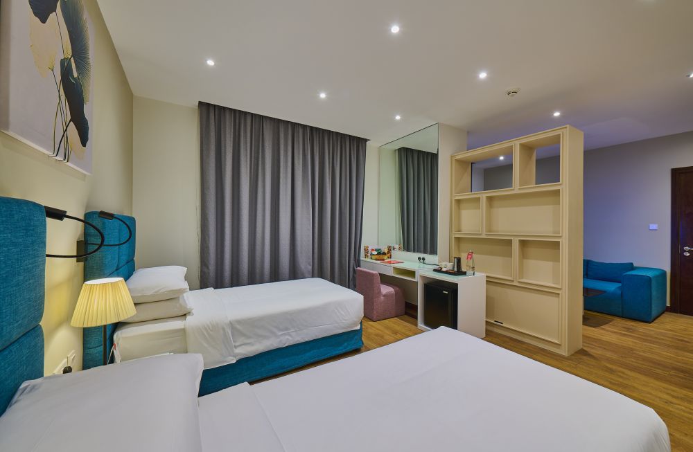 Deluxe Room, Ramada Hotel & Suites By Wyndham Jbr (ex. Hawthorn Suites) 4*