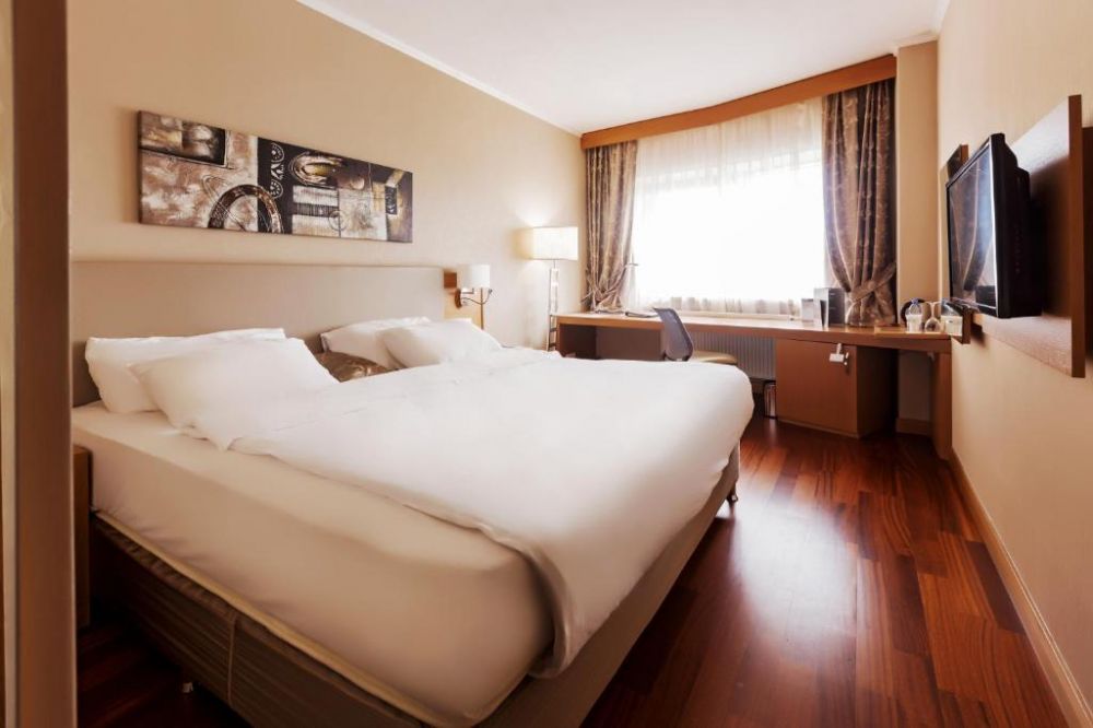 Улучшенный номер с видом на город/реку, Hayat Hospitality Oskemen 5*