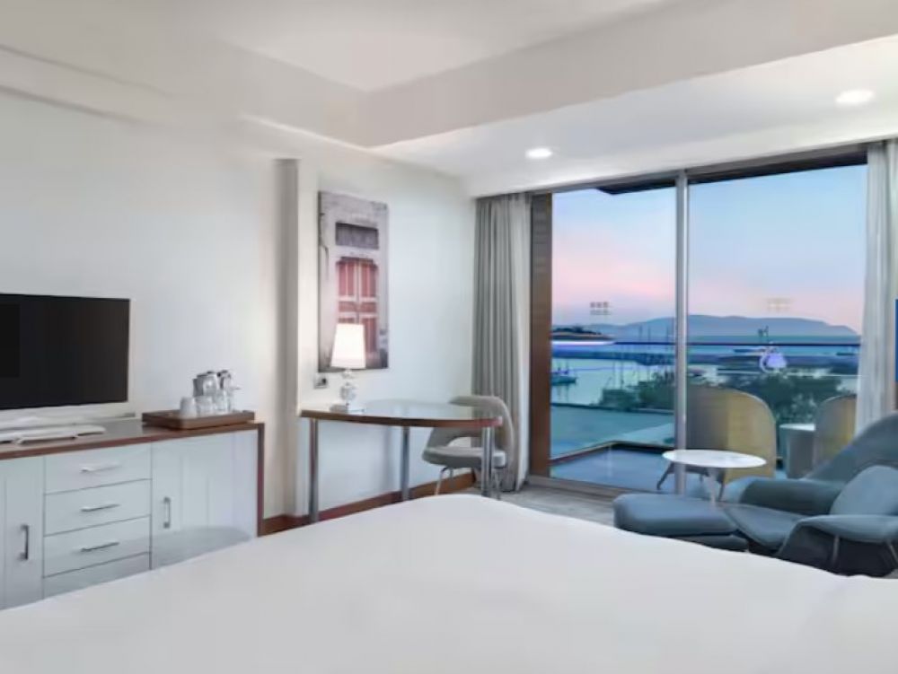 Hilton Deluxe Room Marina View French & Twin Bed, Double Tree Hilton Kusadasi 