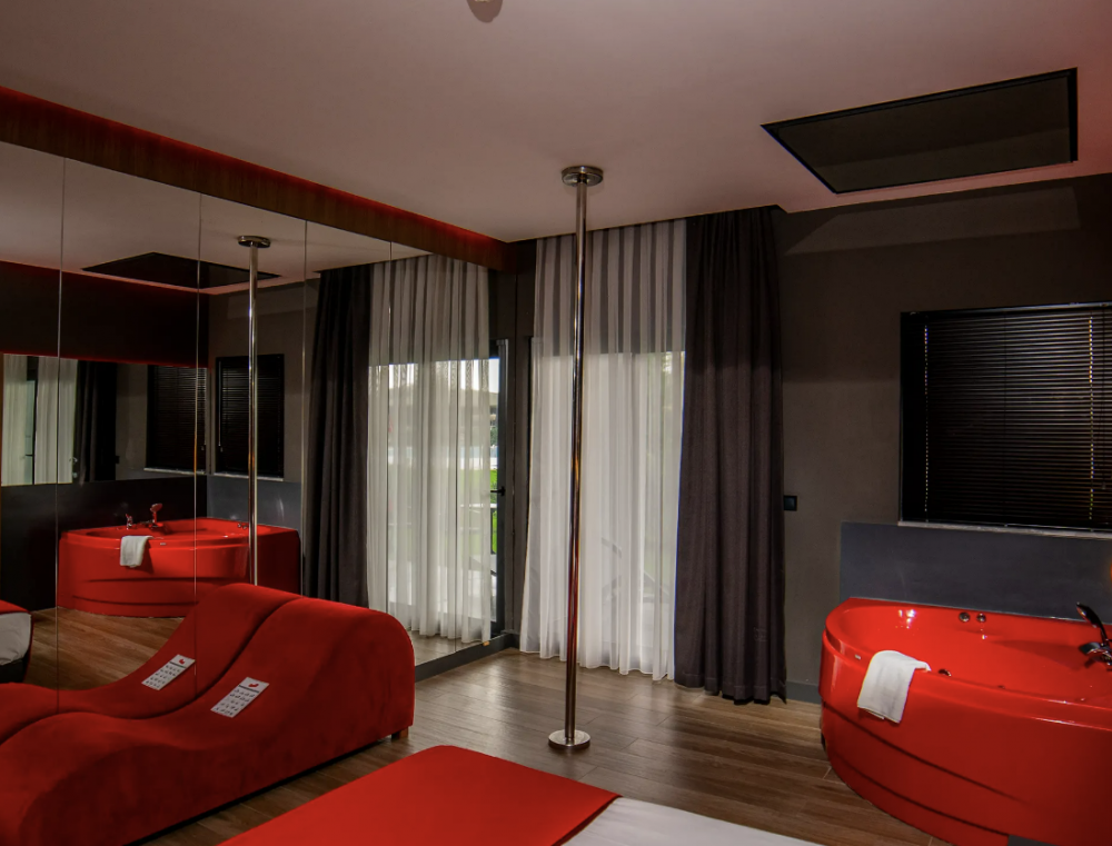 Red Room, Amon Hotels 4*