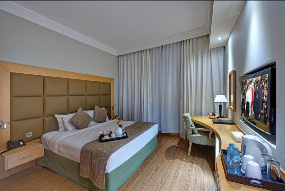 Superior Room (Standard Room), The Leela Hotel 4*