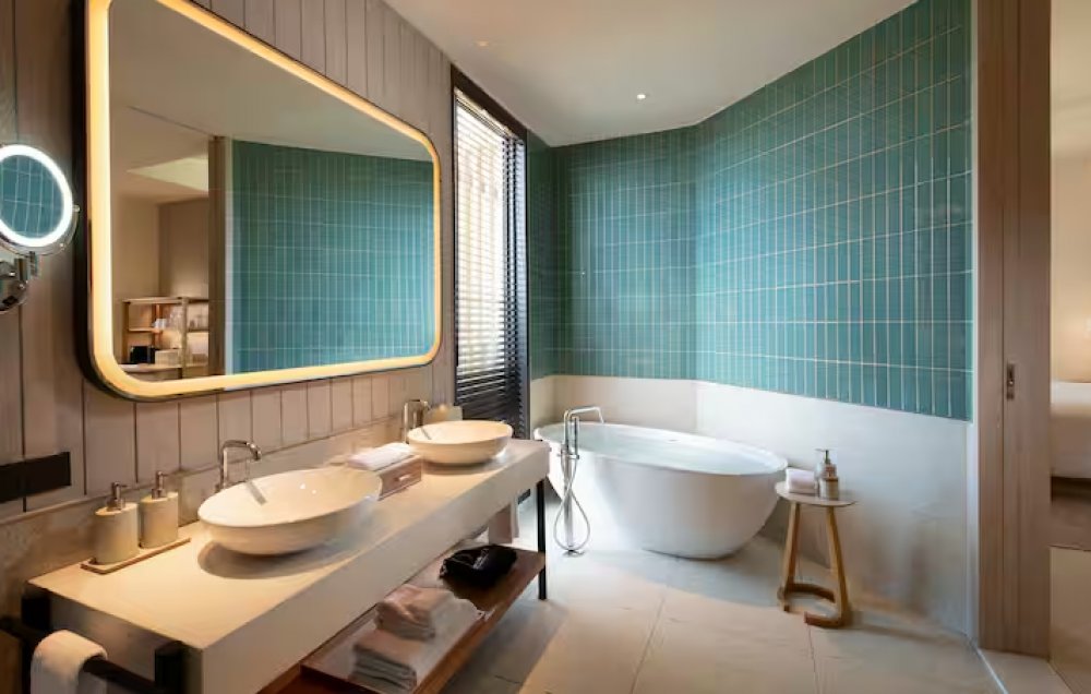 King Deluxe Room with Balcony, Hilton Burau Bay Langkawi 5*