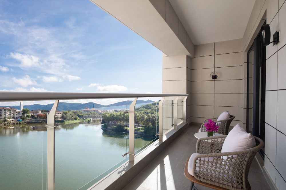 1 King 1 Single Suite Lake View, Holiday Inn & Suites Sanya Yalongbay 5*