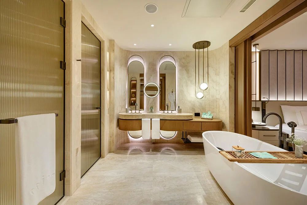 Seascape Suite, Regnum The Crown 5*